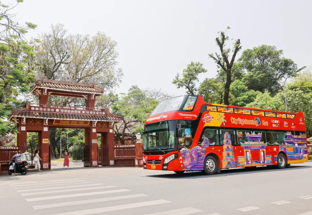 Xe bus 2 tầng nổi bật lăn bánh trên những con đường nên thơ của thành phố Huế