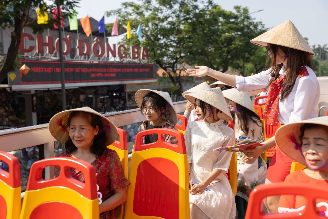 Mỗi điểm dừng trên hành trình như Đại Nội hay chợ Đông Ba đều là lát cắt văn hóa độc đáo của Cố Đô.