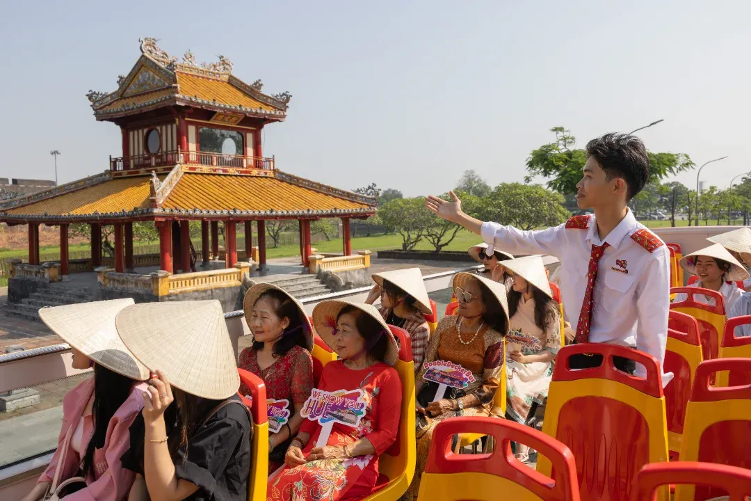 Mỗi điểm dừng trên hành trình như Đại Nội hay chợ Đông Ba đều là lát cắt văn hóa độc đáo của Cố Đô.